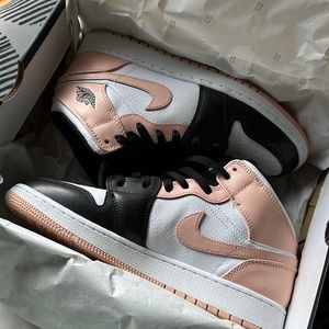 AIR JORDAN 1 MID GS
"Arctic Orange"
